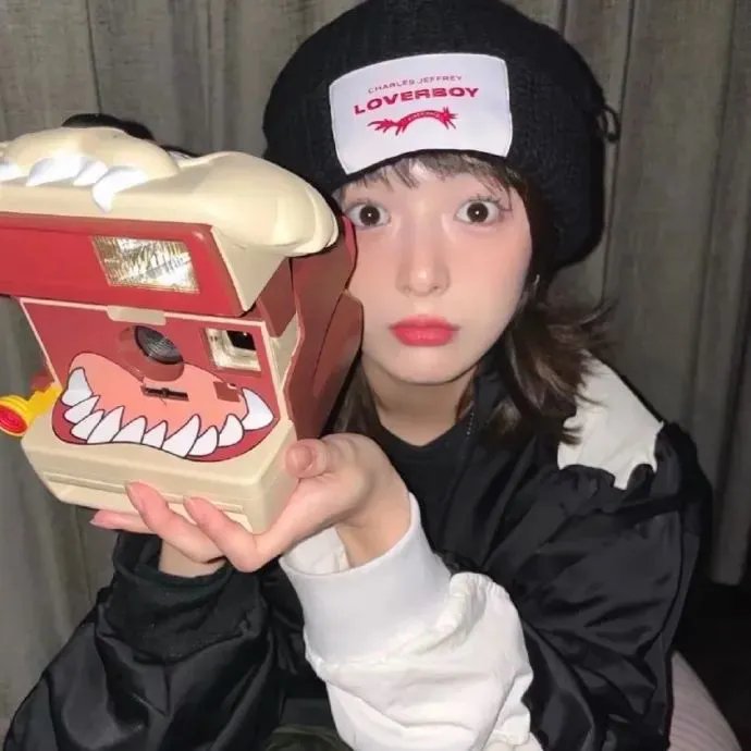 坐推土机的少女 海报